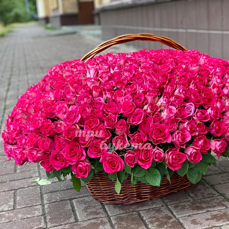 Корзина цветов из 251 розы (крупный план)