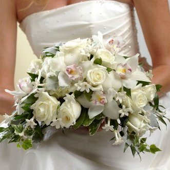 Букет невесты из белых орхидей и роз «Магия белого»