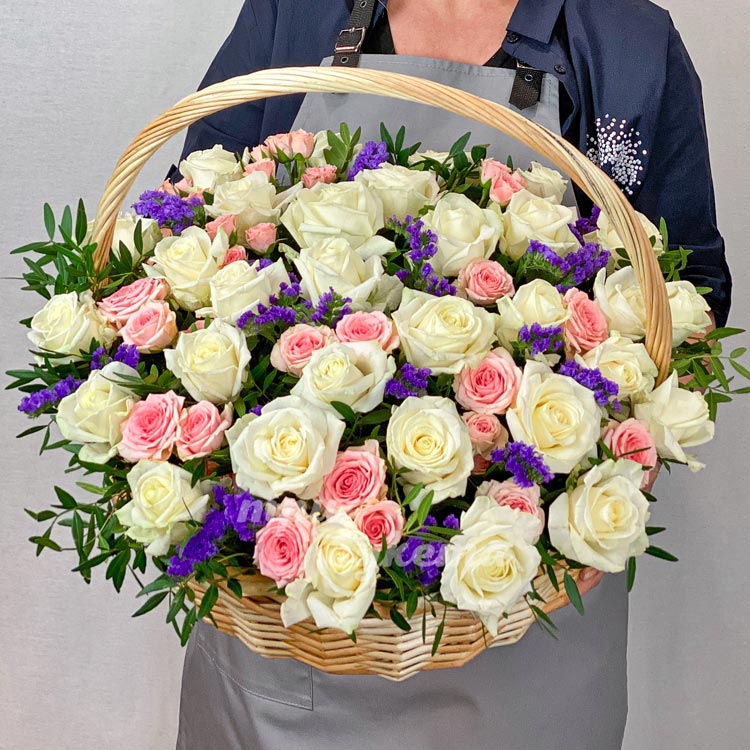 Корзина с розами и статицей (вид сверху)