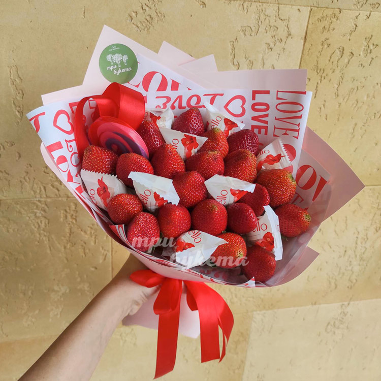 Букет из клубники и конфет Raffaello (на фоне стены)