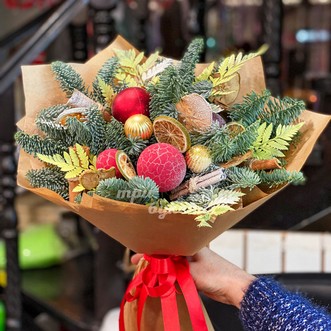 Новогодний букет из хвои в крафте