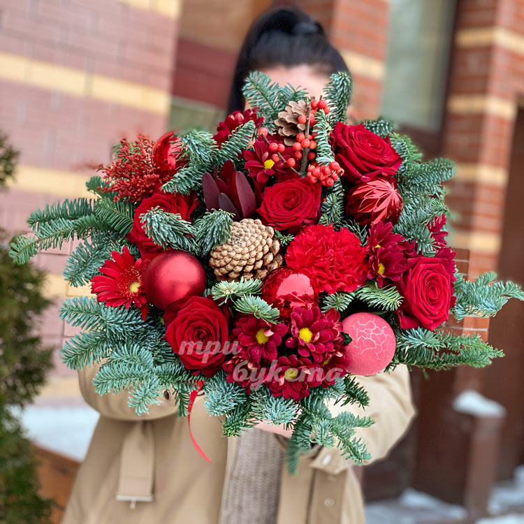 Зимний букет из шаров и цветов (крупный план)