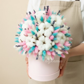 Разноцветный лагурус в коробке