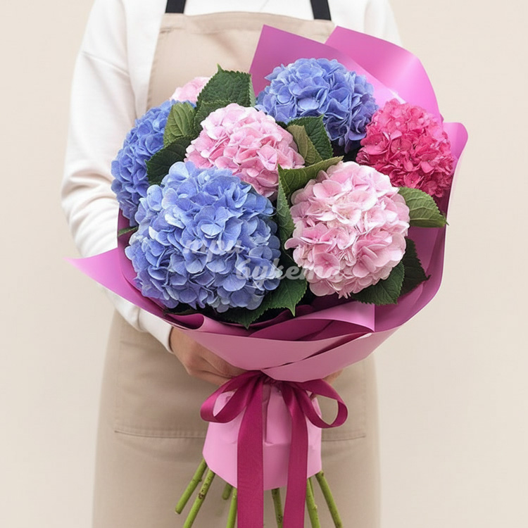 Букет из 7 разноцветных гортензий