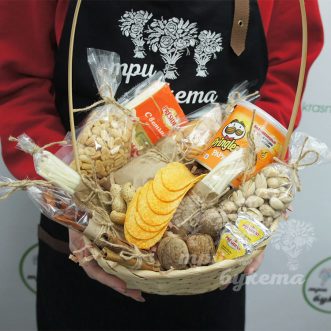 Корзинка со снэками к пенному