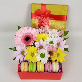 Композиция с макарунами и цветами