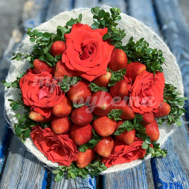 Букет из клубники и 5 алых роз (на скамье)