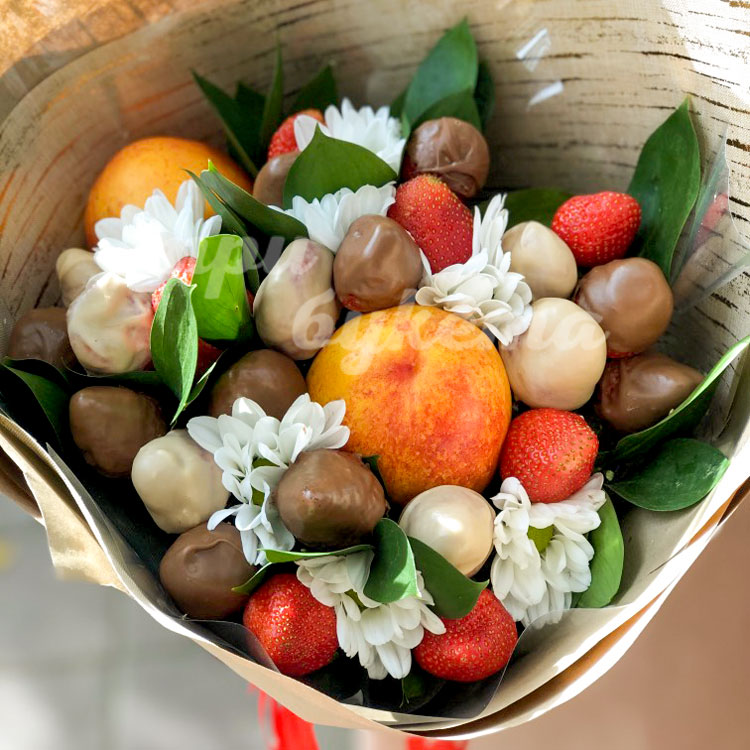 Букет из нектаринов и клубники (крупный план)