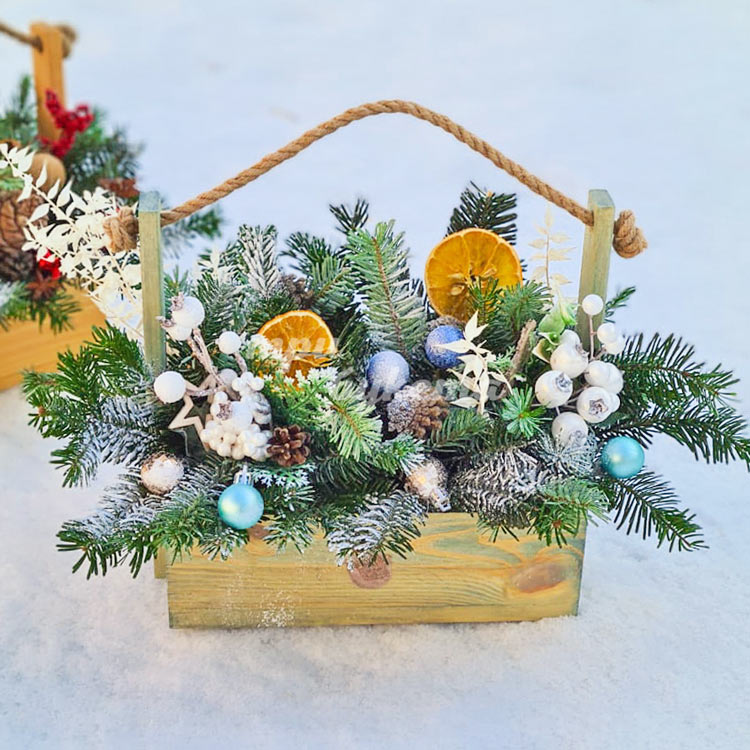 Елочные украшения и ветки в ящике