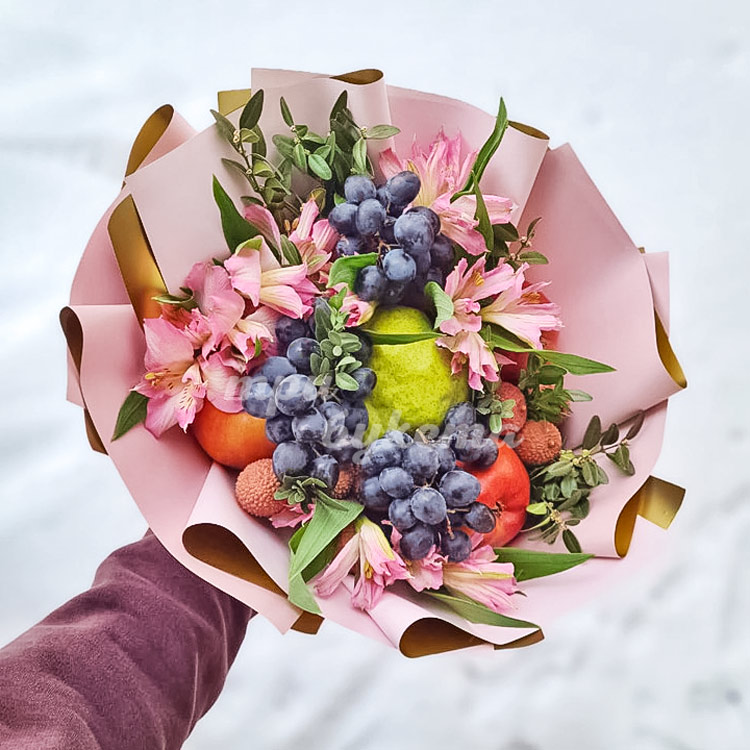 Букет из винограда, яблок и цветов