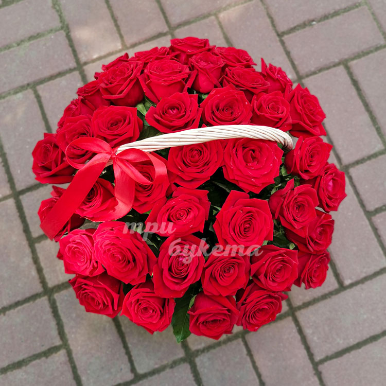 39 красных роз в корзине (вид сверху)