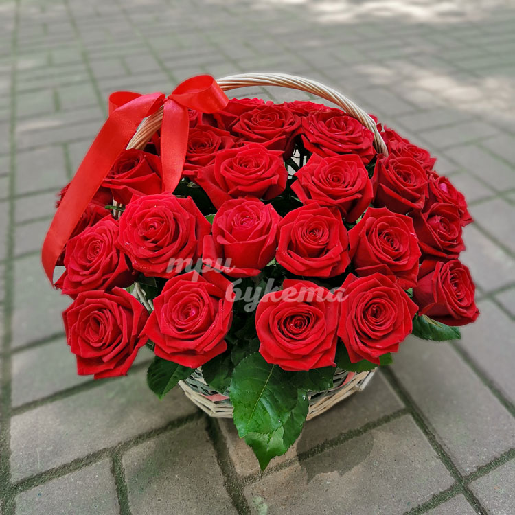 39 красных роз в корзине