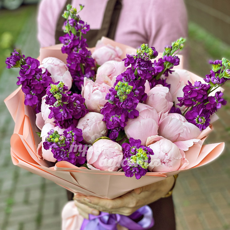 Букет «Фиолетовые и розовые цветы» (крупный план)