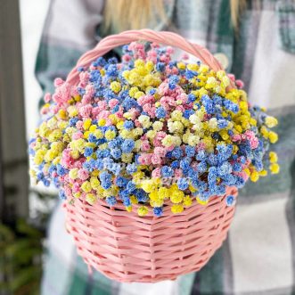 Корзинка голубой и желтой гипсофилы