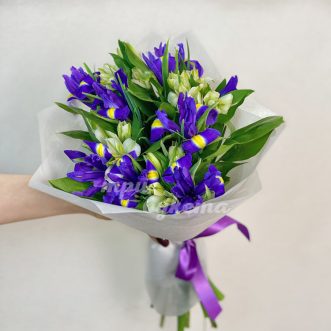 Букет белых альстромерий и ирисов