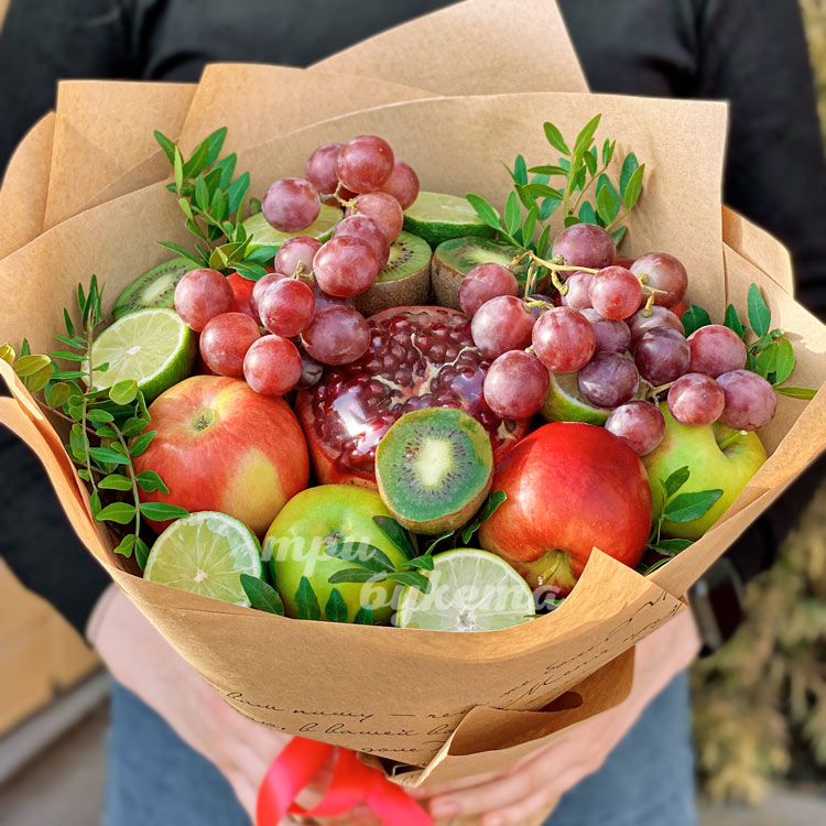 Букет из граната, лайма и яблок (крупный план)