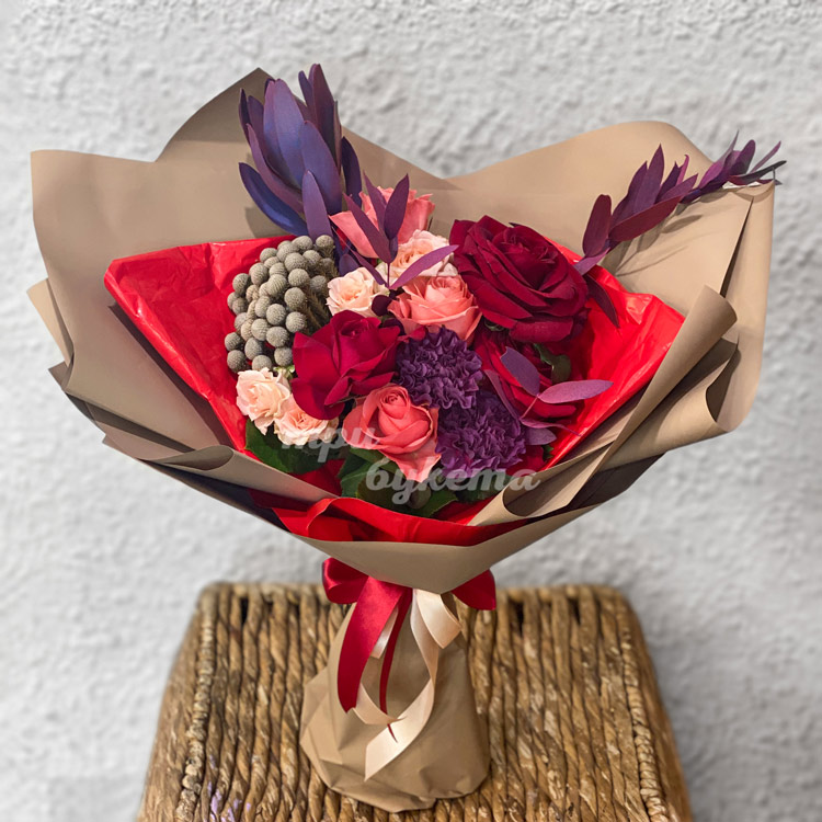 Букет из роз и фиолетовых гвоздик