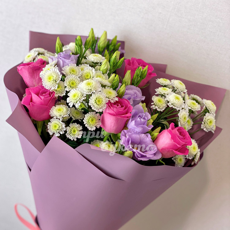 Розовые розы и кустовые хризантемы (крупный план)