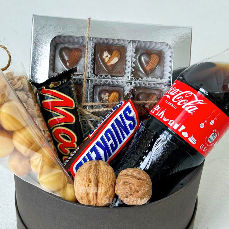 korobka-na-23-fevralya-s-konfetami-i-snekami-2