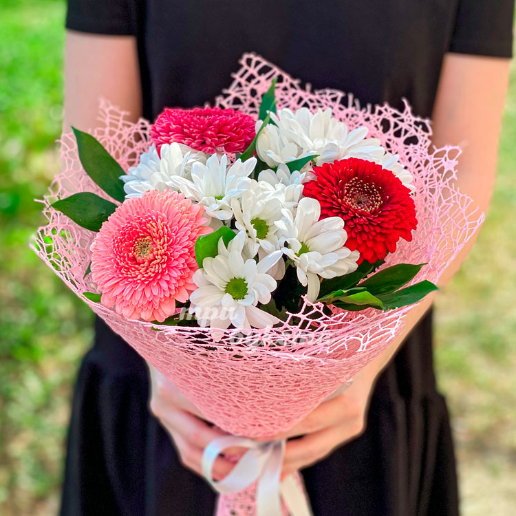 Герберы и хризантемы в розовом сизале (крупный план)