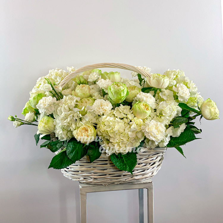 Корзина белых гортензий, гвоздик и роз