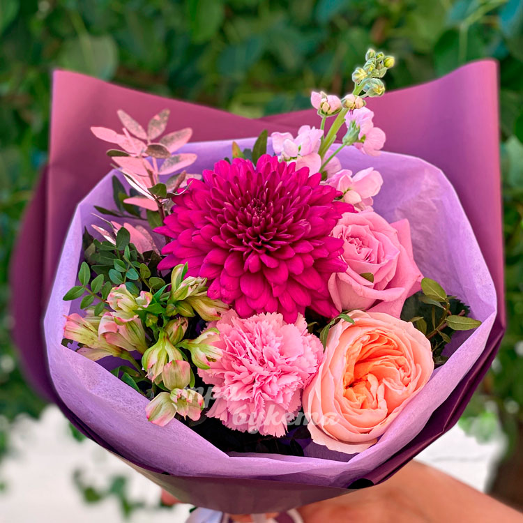 Розовый мини-букет ассорти цветов (крупный план)