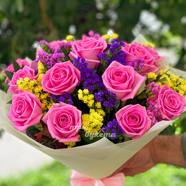 Букет 15 розовых роз с цветной статицей (крупный план)