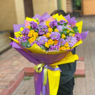 Сиреневые маттиолы и желтые куст. розы