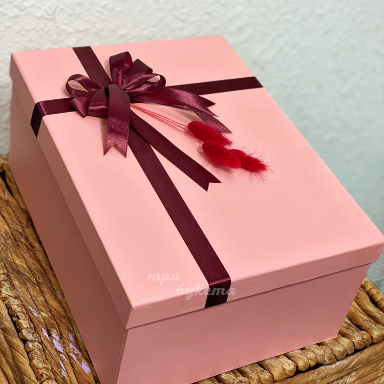 Яркий новогодний подарок с макарунами (в закрытой коробке)