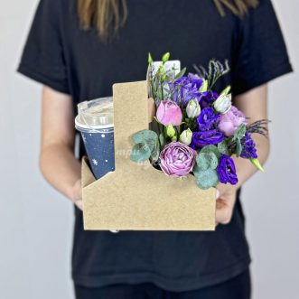 Бокс с кофе и фиолетовыми эустомами