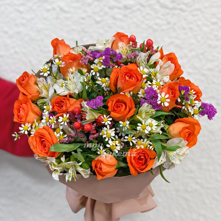 Букет оранжевых роз, альстромерий и зелени (крупный план)