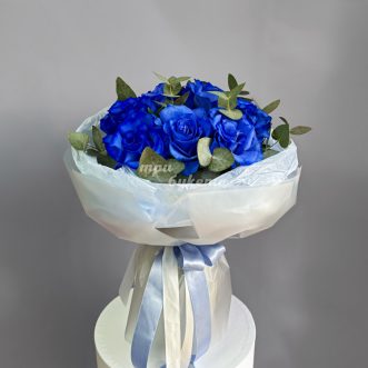 Букет из 11 синих роз с эвкалиптом Букет из 11 синих роз с эвкалиптом