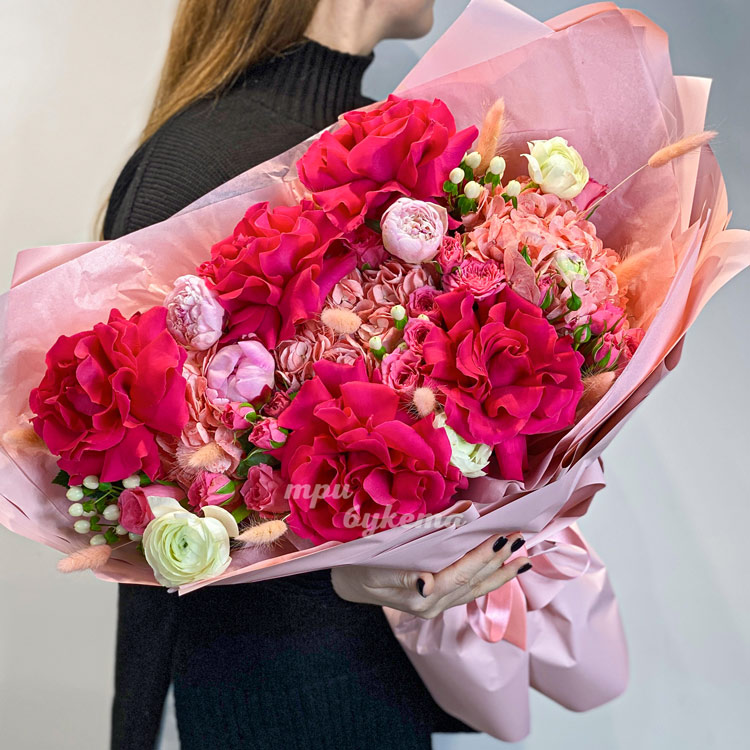 Букет розовых роз, пионов и гортензий (вид сверху)