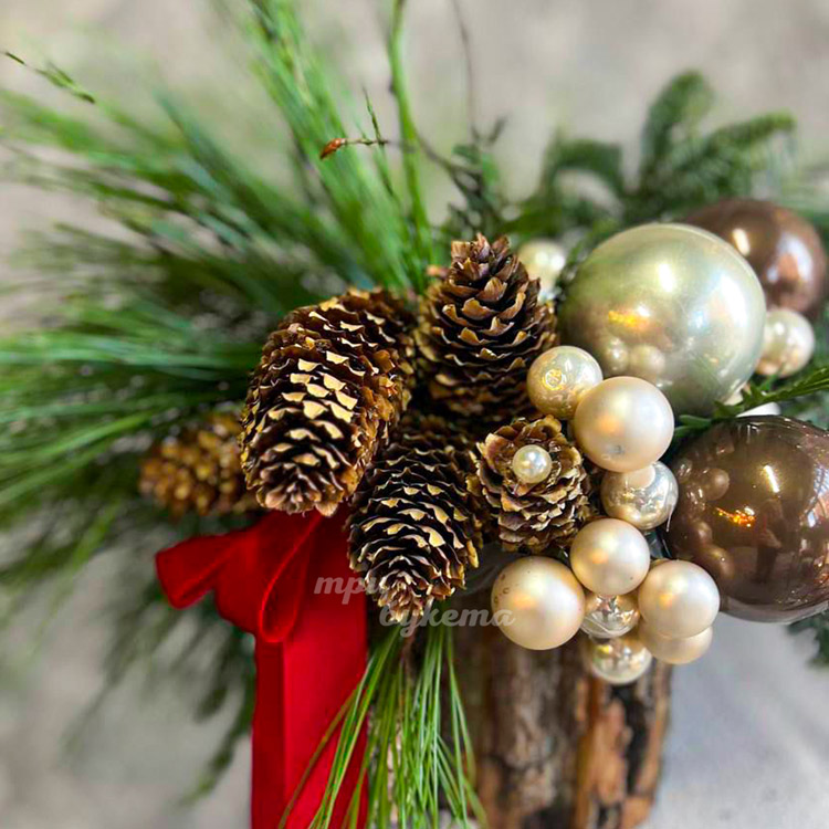 Кашпо с шариками, шишками и хвоей (крупный план на шишки)