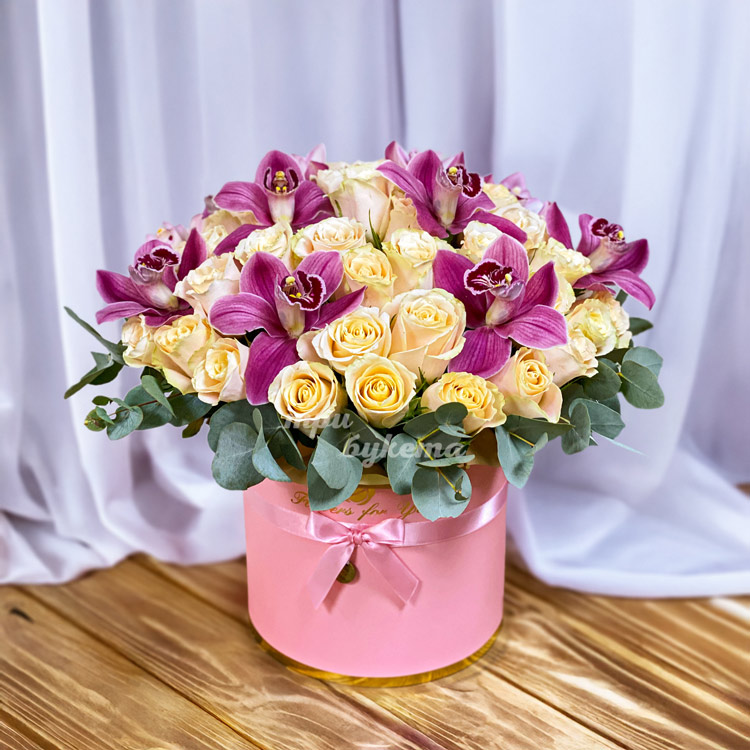 Коробка кремовых роз и бордовых орхидей