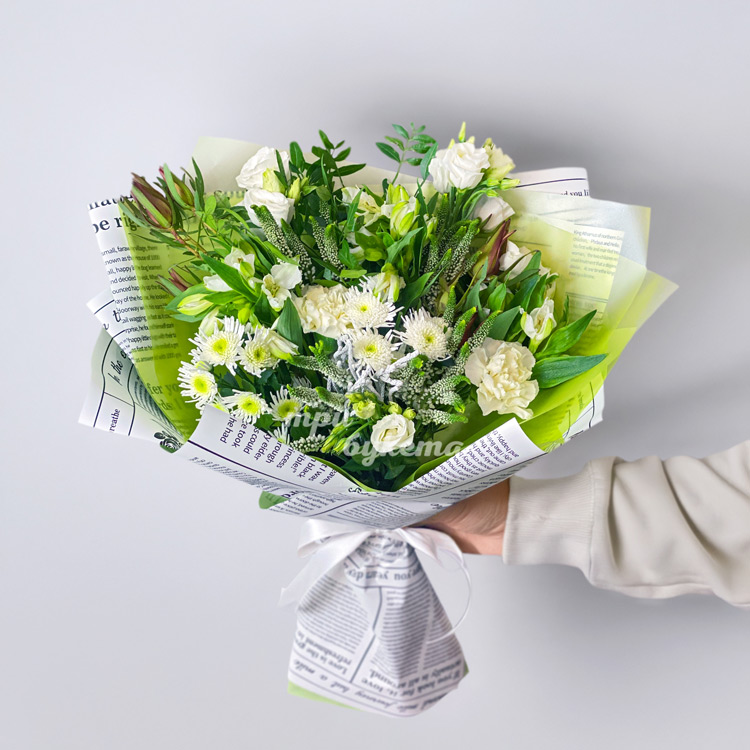 Зеленый букет из хризантем и альстромерий