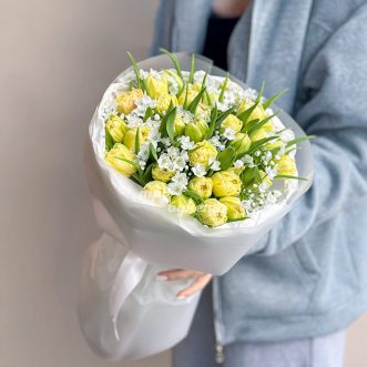 Букет желтых тюльпанов с алиумом