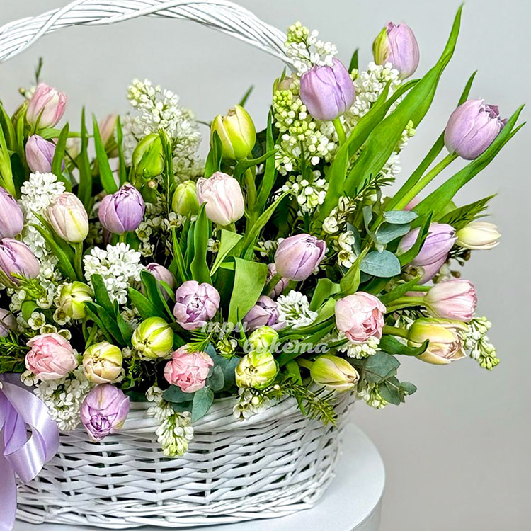 Пышная корзина с тюльпанами и сиренью (крупный план 2)